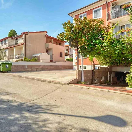 Vesna 3 With Terrace Ρόβινι